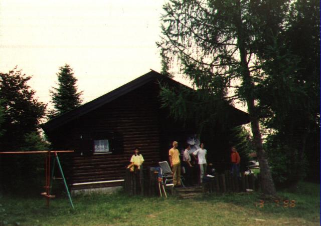 Achim, Stoffl, Effe, Sash! und Sandra vor der Blockhütte