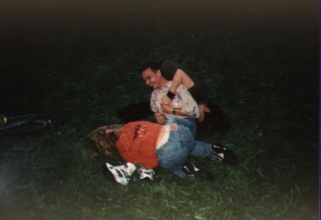 Die Racker Sandra, Effe und Katrin balgen sich im Garten