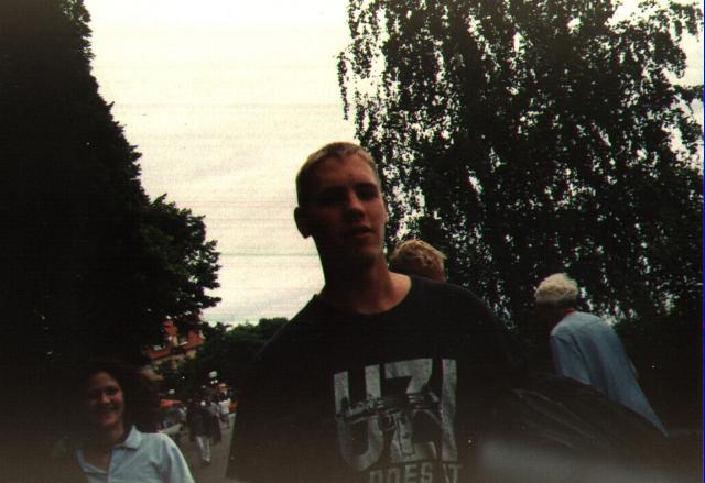 Katrin und Fliege mit Kriegsdienstverweigerer-T-Shirt