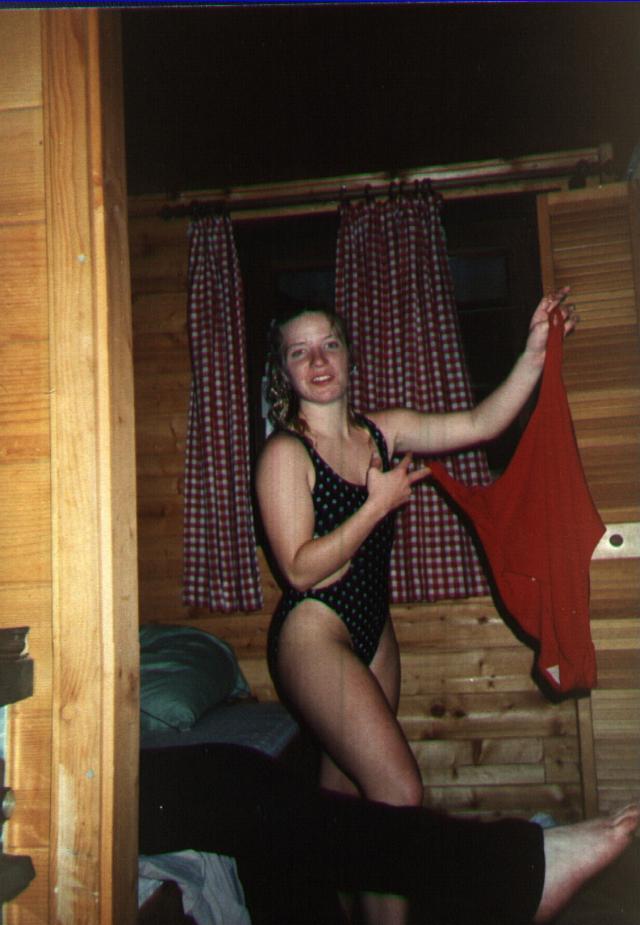 Sandra zeigt ihre weiblichen Formen bei der Modenschau