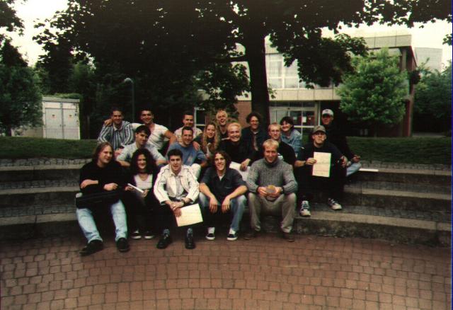 Die Klasse nach der Zeugnisausgabe (fast alle zusammen)
